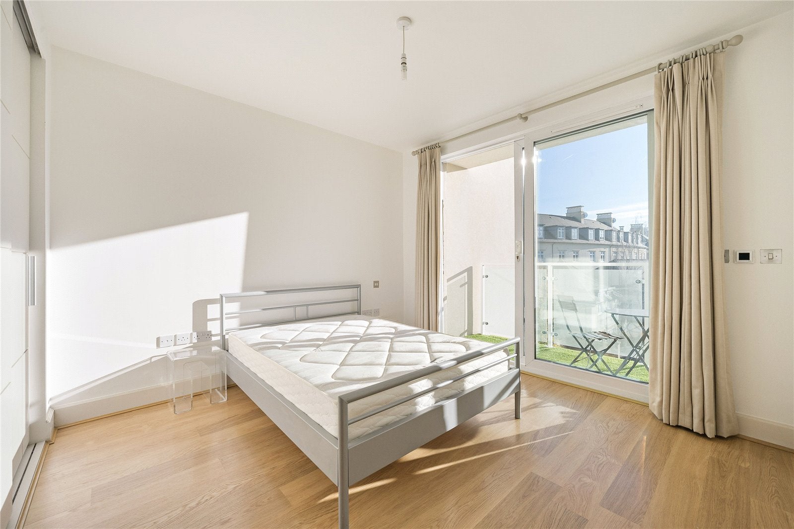 Flat Melliss Avenue in Greater London