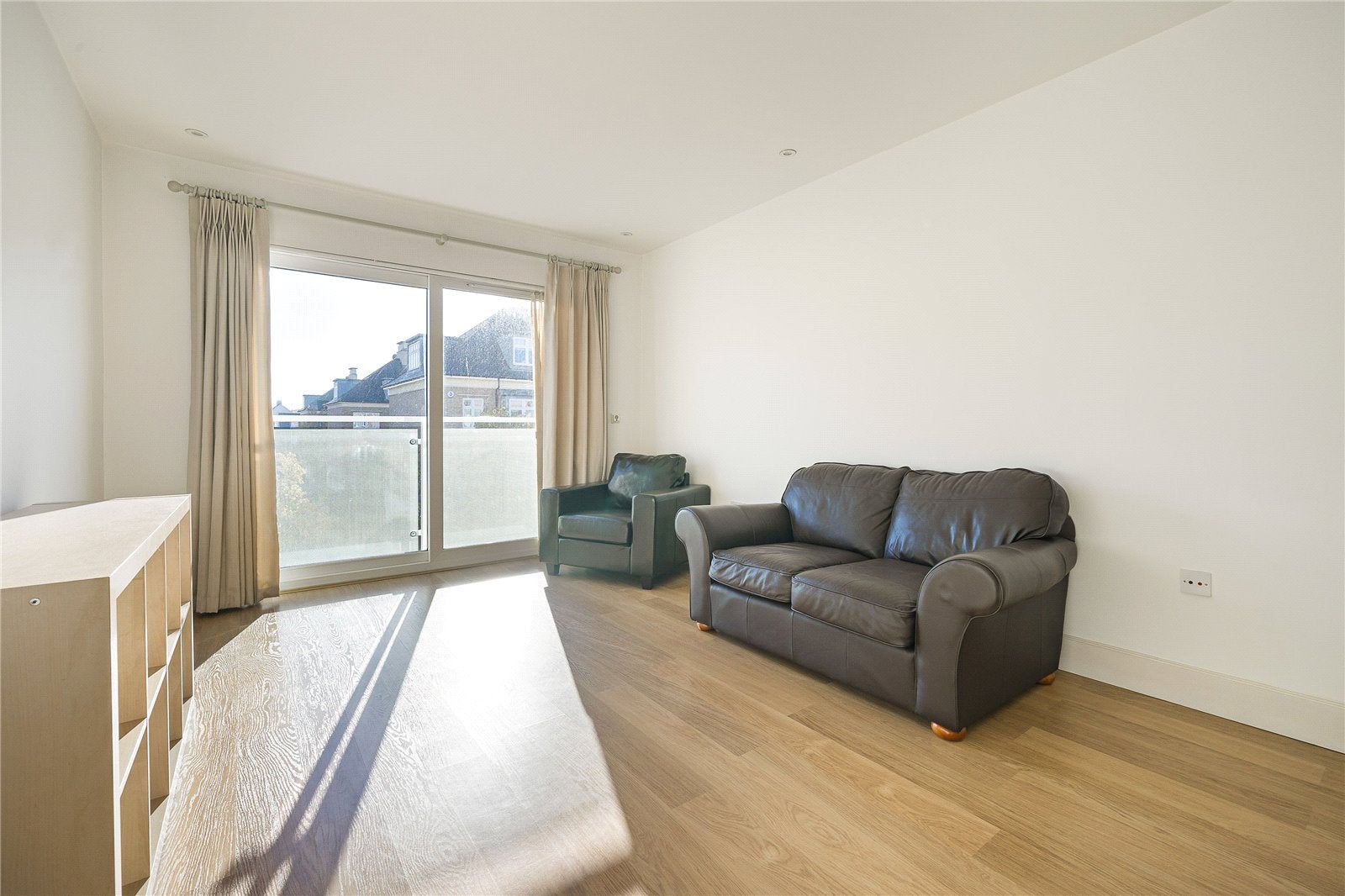 Flat Melliss Avenue in Greater London