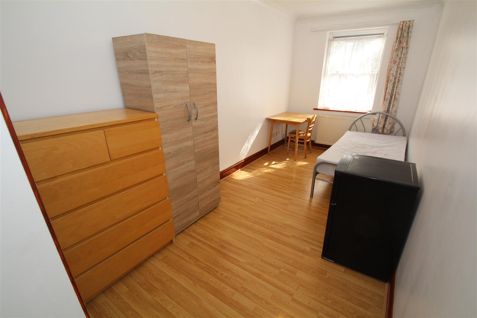 Room Vaughan Road in Greater London