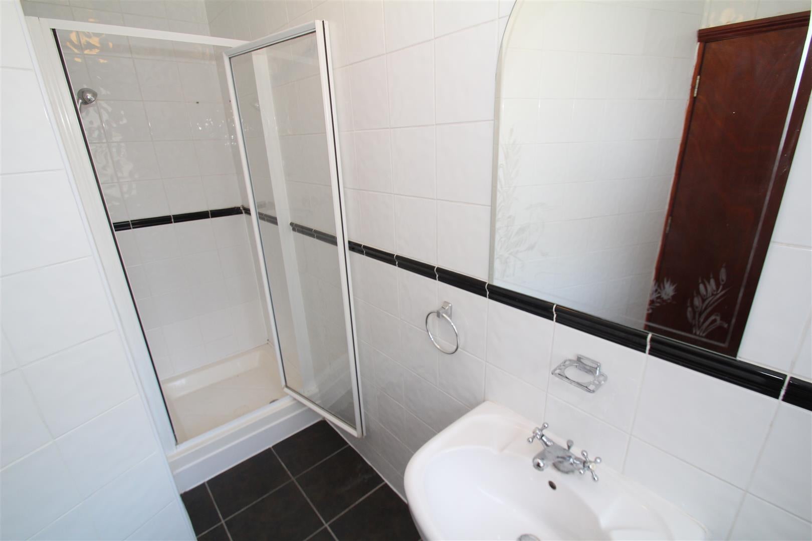 Room Vaughan Road in Greater London
