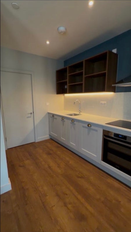 Flat Hudson Walk in Greater London