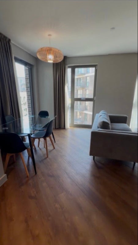 Flat Hudson Walk in Greater London
