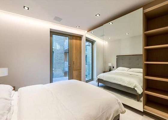 Flat Tooley Street in Greater London
