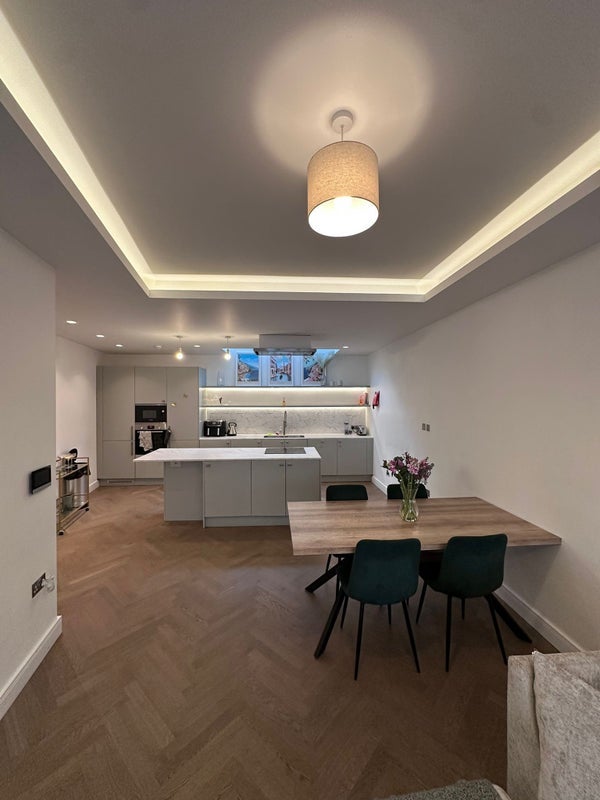 Room Mandrell Road in Greater London