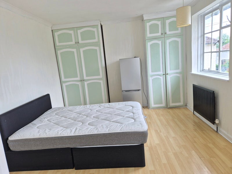 Room Dryfield Road in Greater London