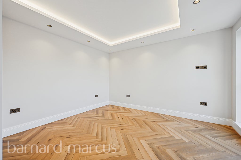 Flat Hazelwood Avenue in Greater London