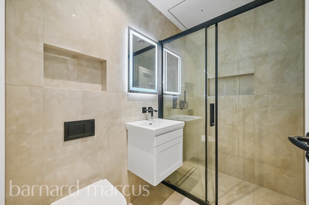 Flat Hazelwood Avenue in Greater London