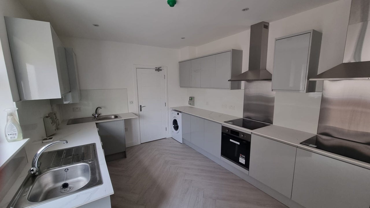 Room Ashburnham Road in Luton