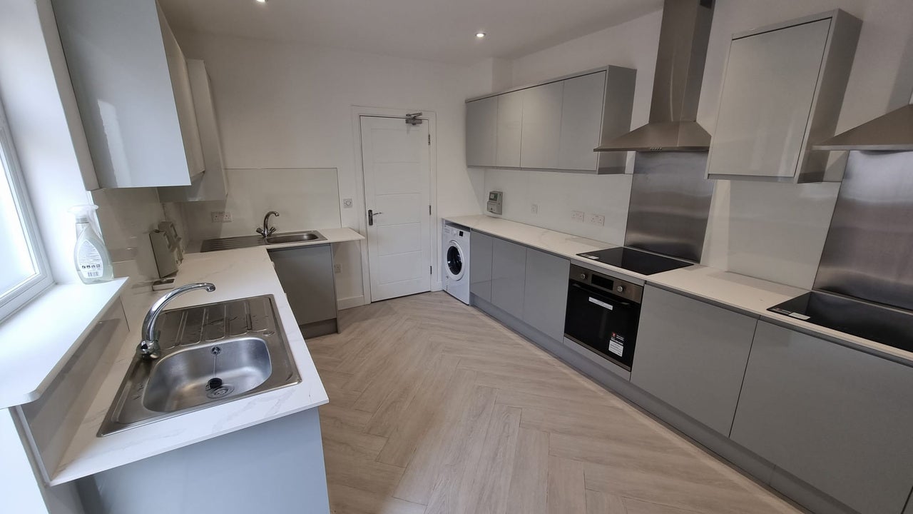 Room Ashburnham Road in Luton
