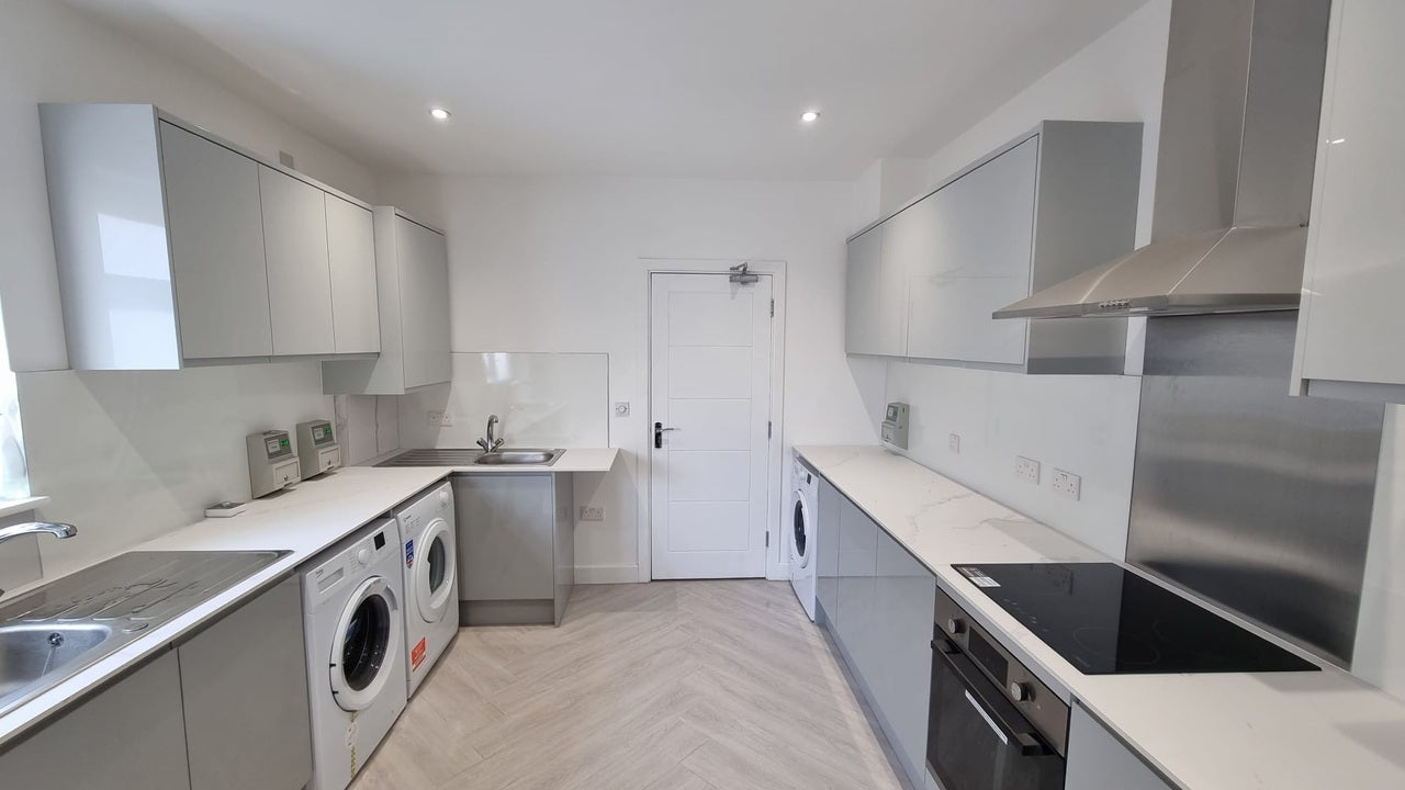 Room Ashburnham Road in Luton
