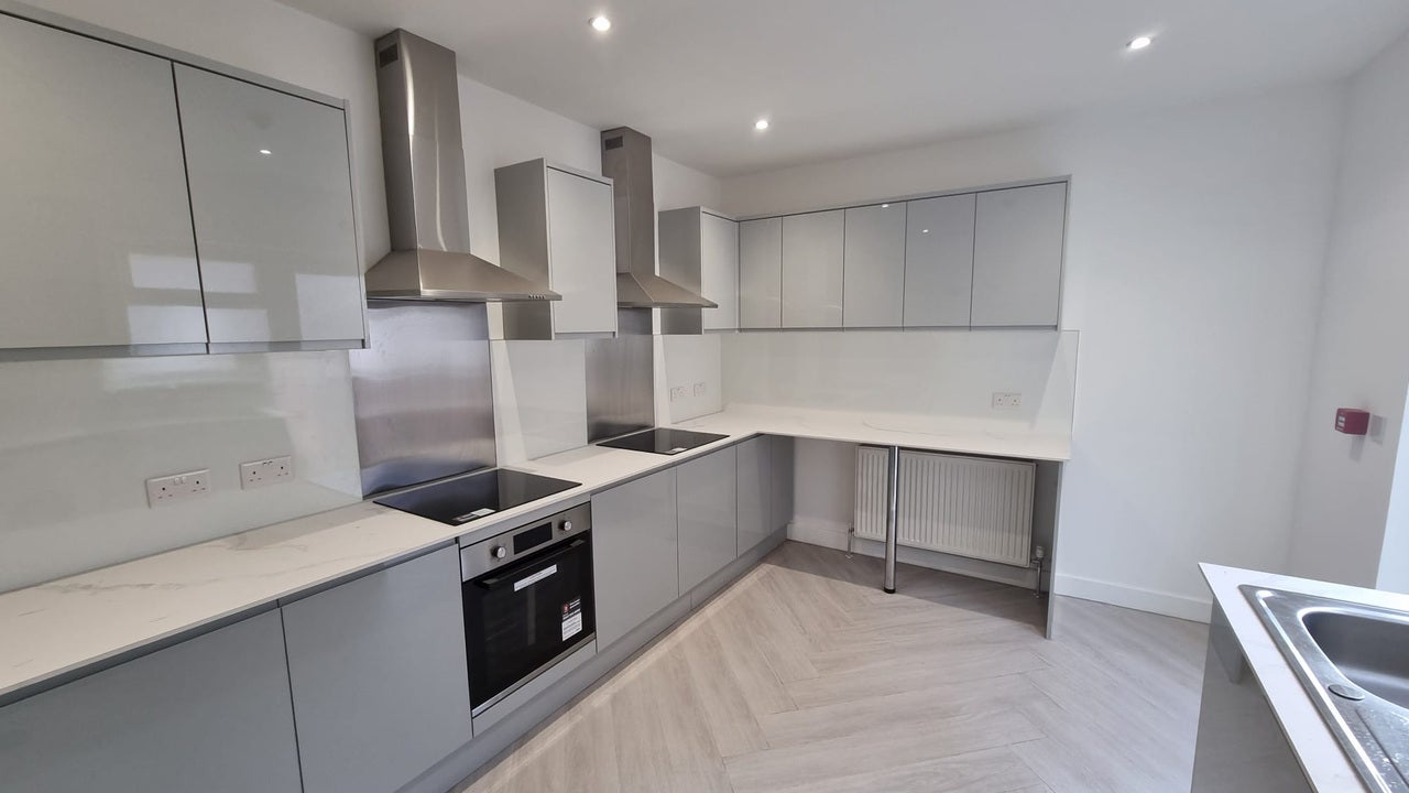 Room Ashburnham Road in Luton