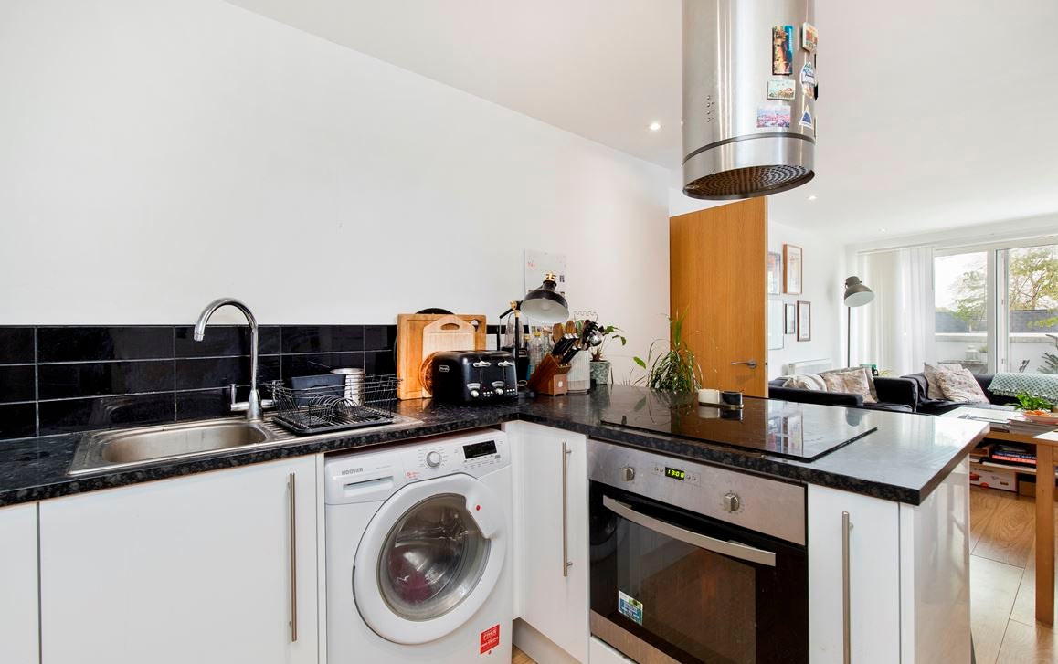 Flat Evesham Walk in Greater London