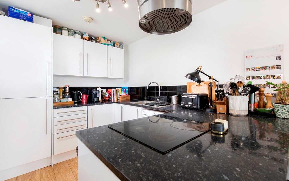 Flat Evesham Walk in Greater London