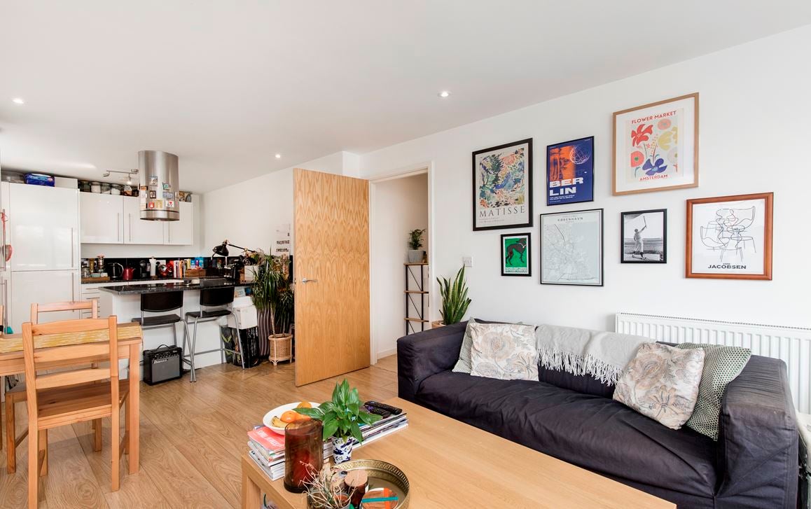 Flat Evesham Walk in Greater London