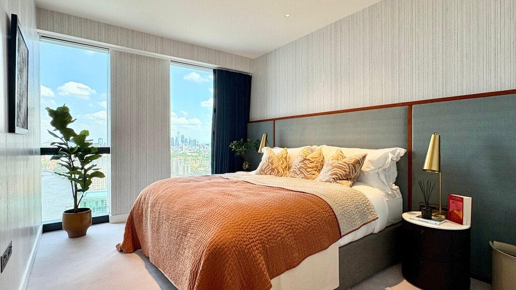 Flat Nine Elms Lane in Greater London