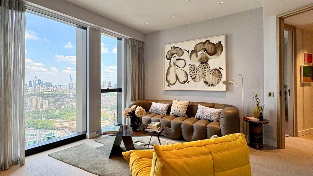 Flat Nine Elms Lane in Greater London