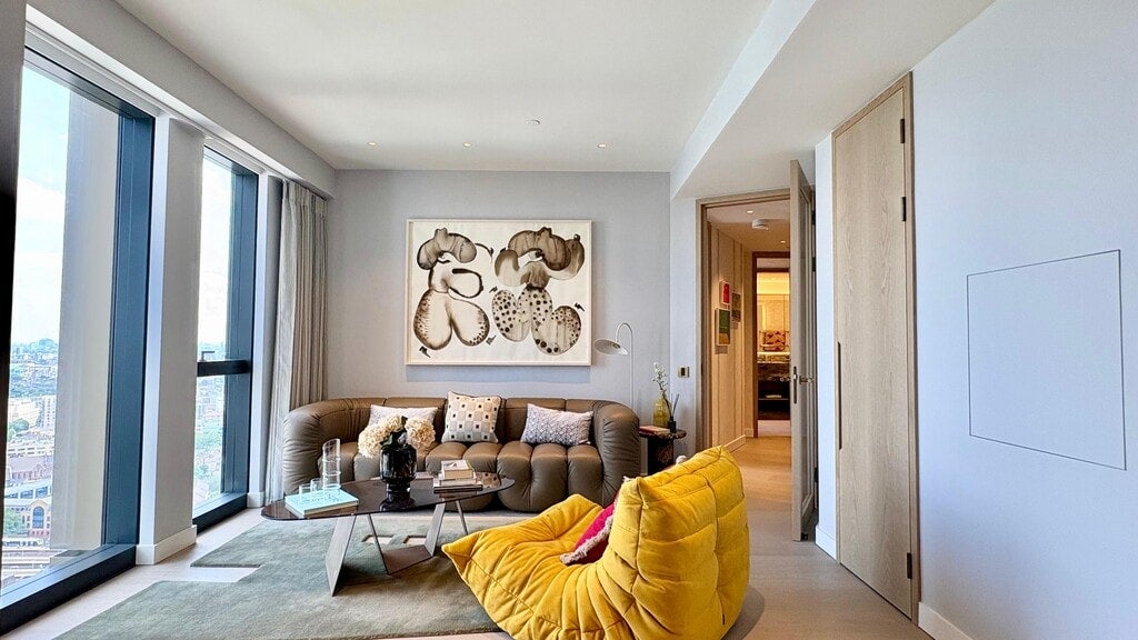 Flat Nine Elms Lane in Greater London