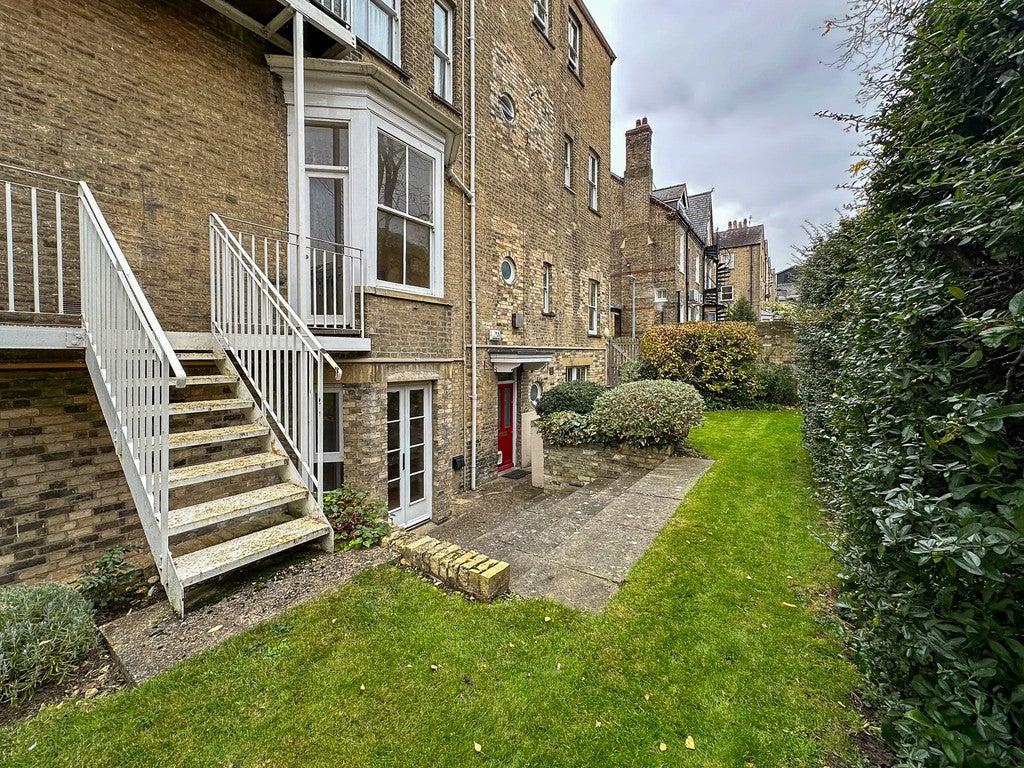 Flat Hills Road in Cambridge