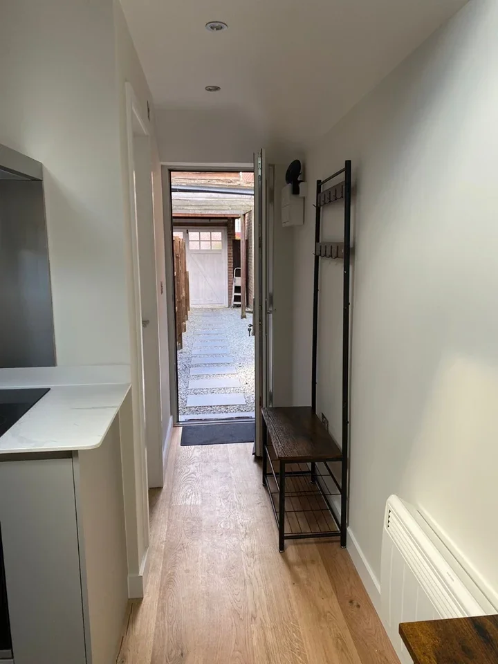 Room Bagshot Road in Woking