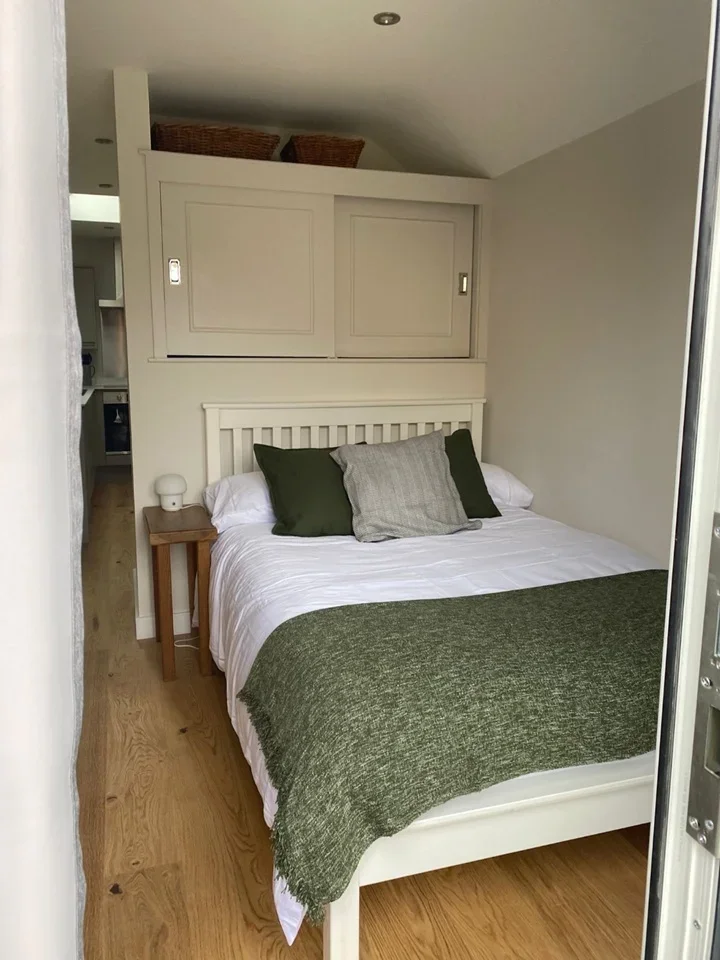 Room Bagshot Road in Woking