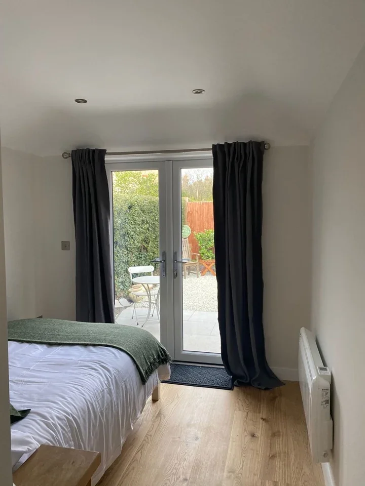 Room Bagshot Road in Woking