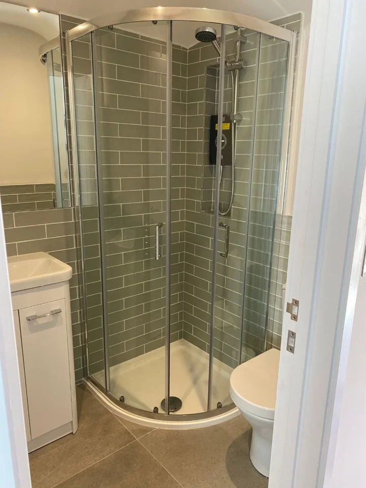 Room Bagshot Road in Woking