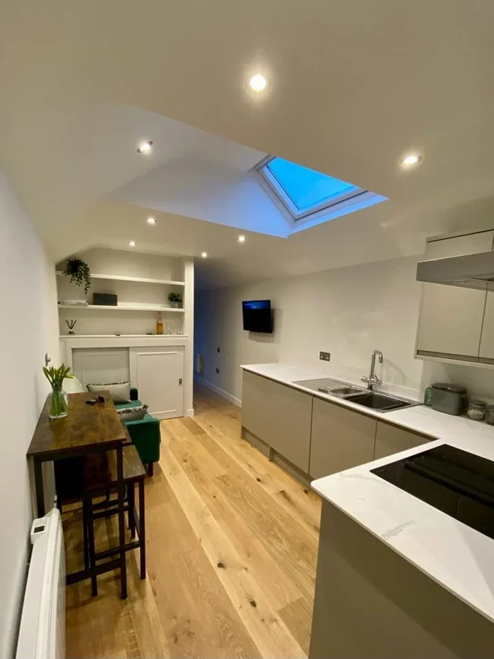 Room Bagshot Road in Woking
