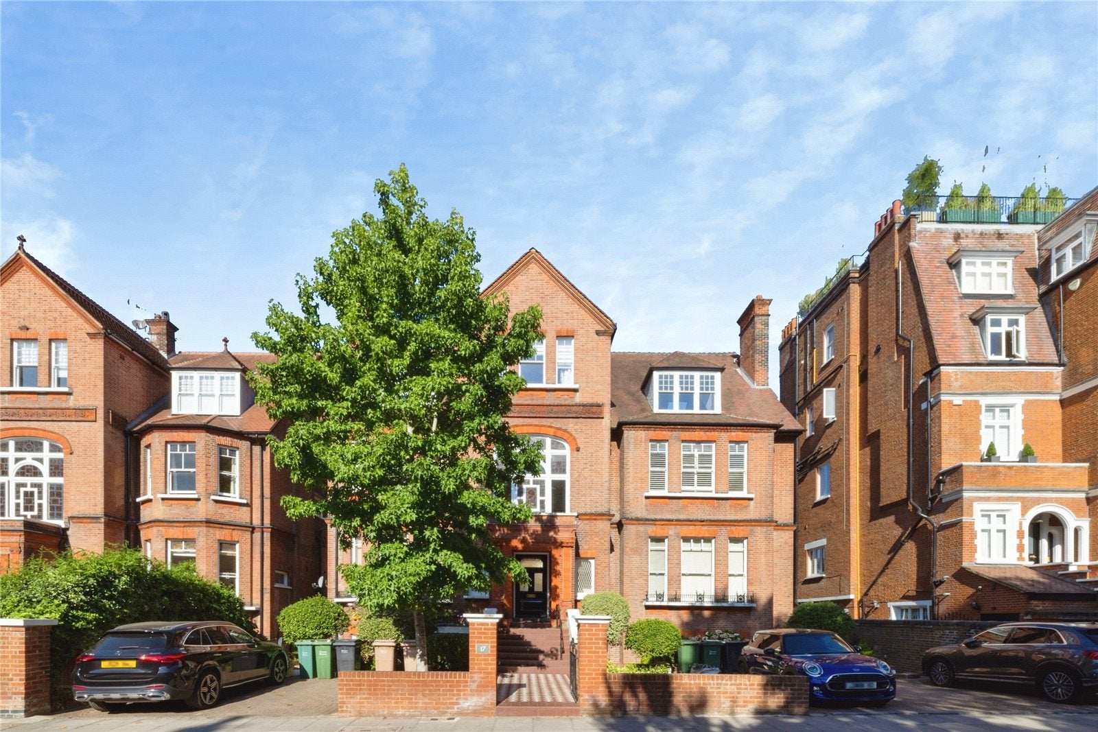 Flat Maresfield Gardens in Greater London