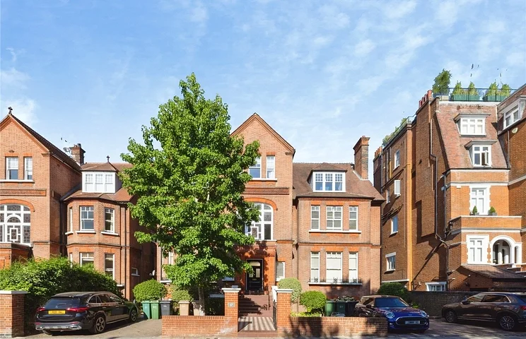 Flat Maresfield Gardens in Greater London