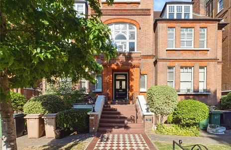 Flat Maresfield Gardens in Greater London