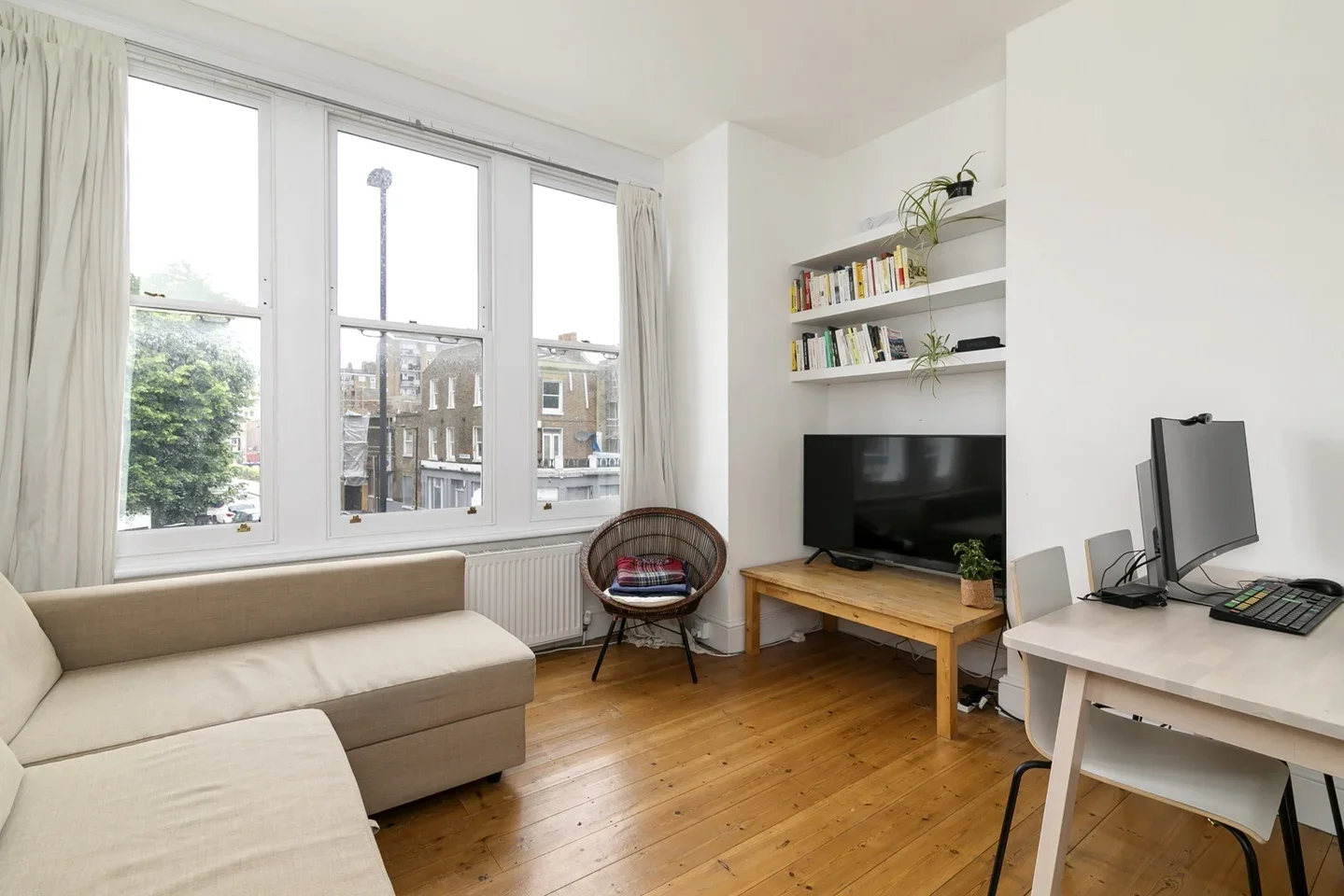 Flat Coldharbour Lane in Greater London