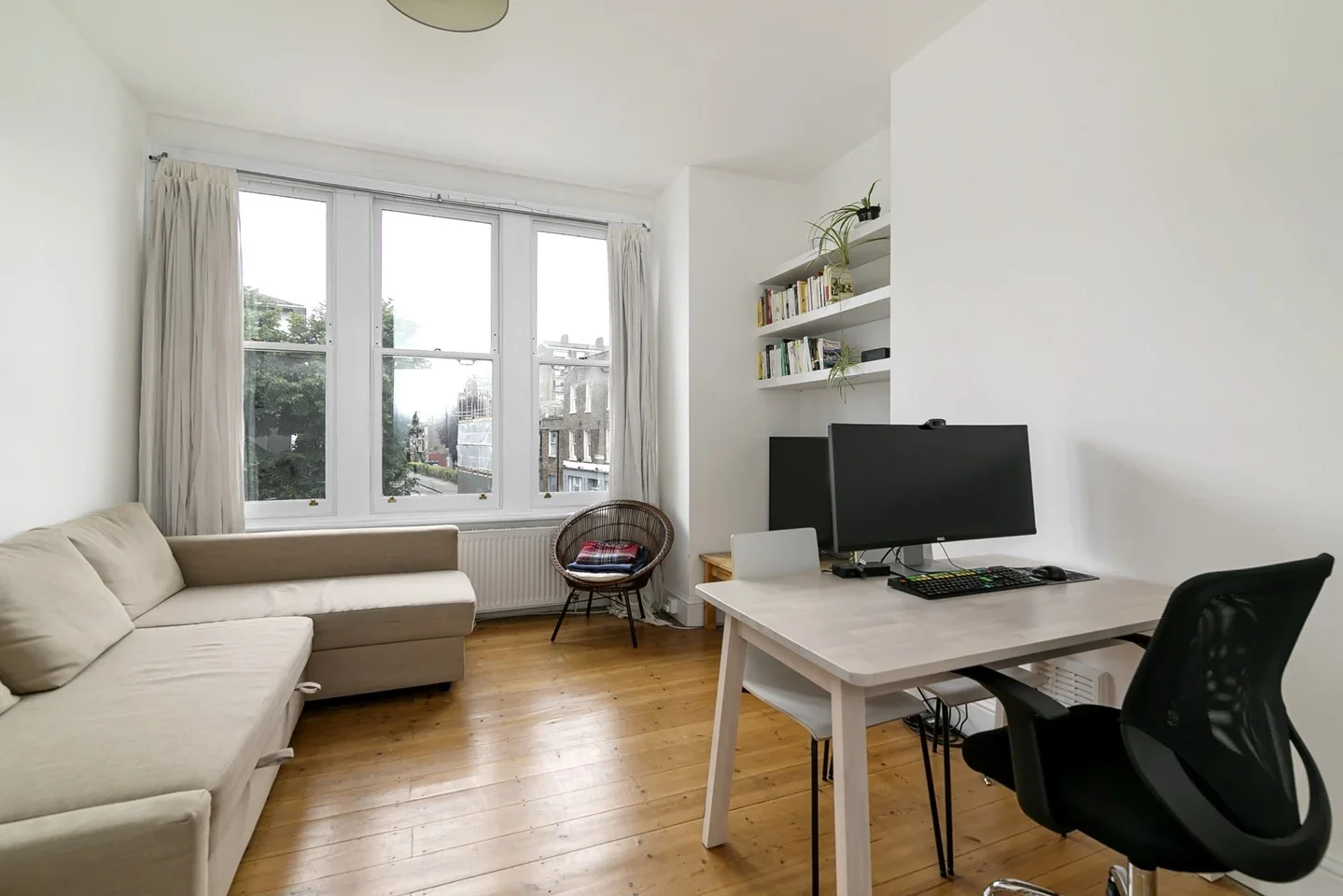 Flat Coldharbour Lane in Greater London
