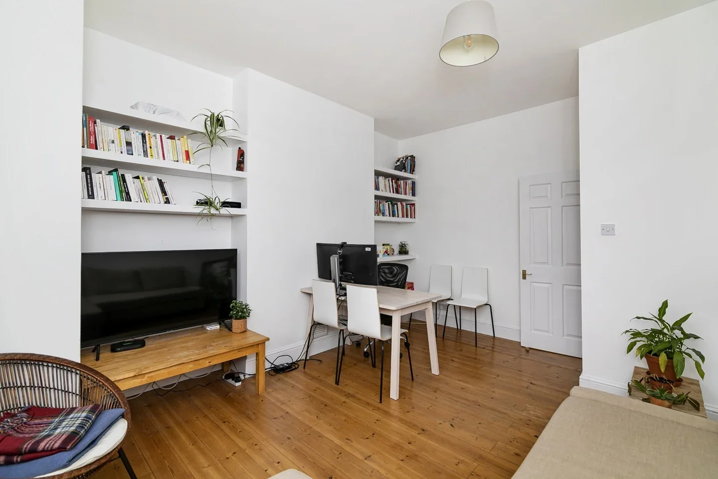 Flat Coldharbour Lane in Greater London