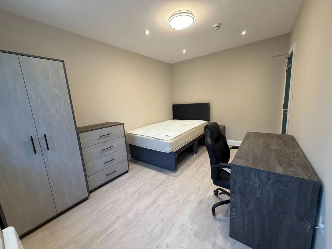 Room Vernon Way in Guildford