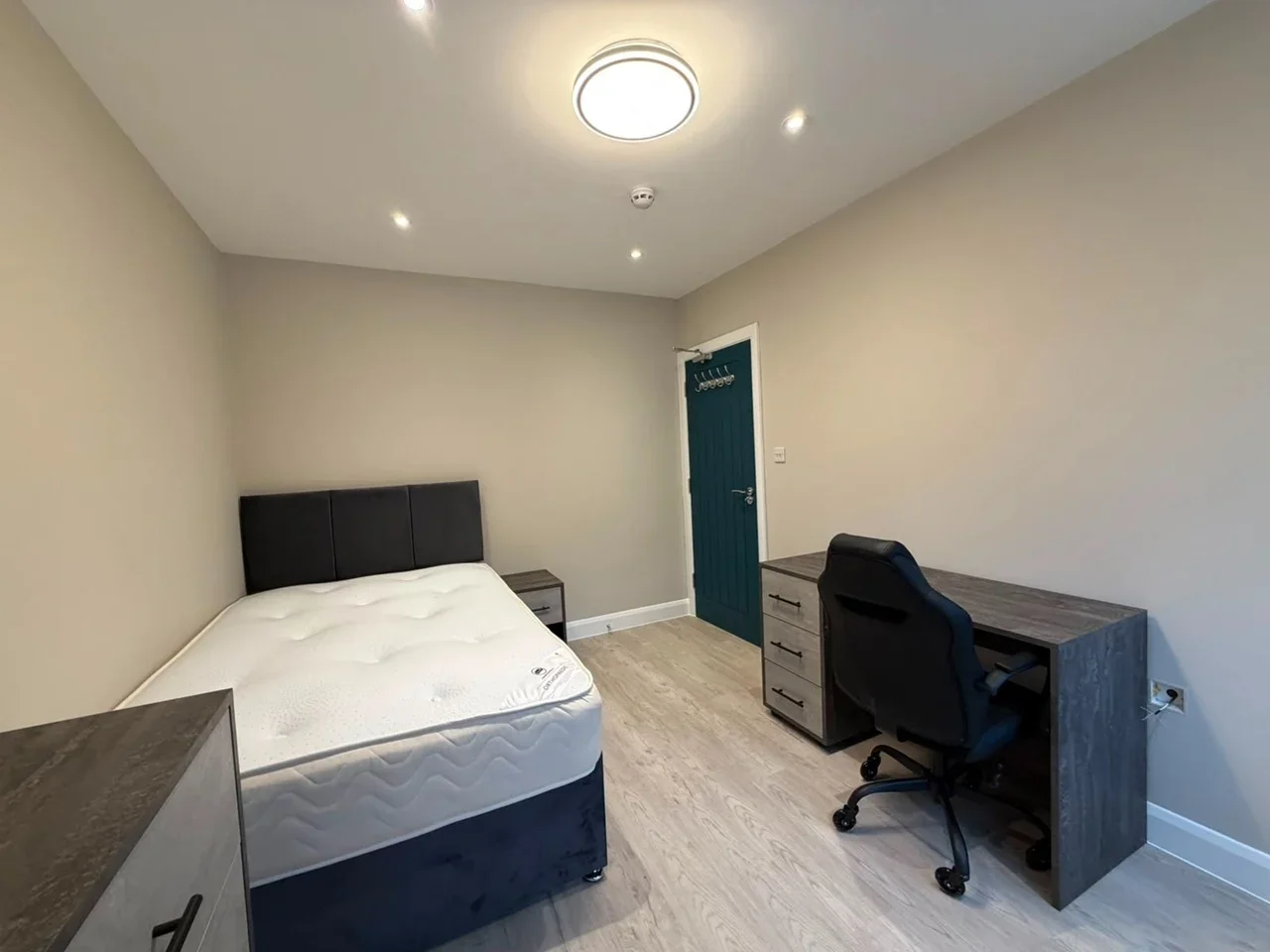 Room Vernon Way in Guildford
