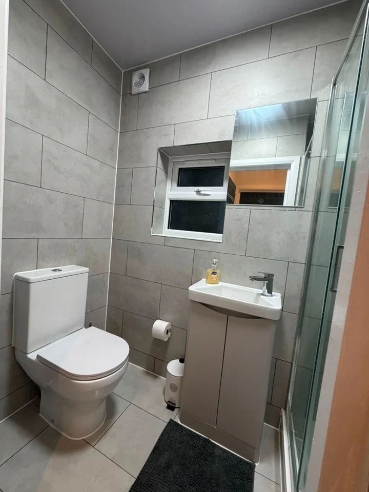 Room Vernon Way in Guildford