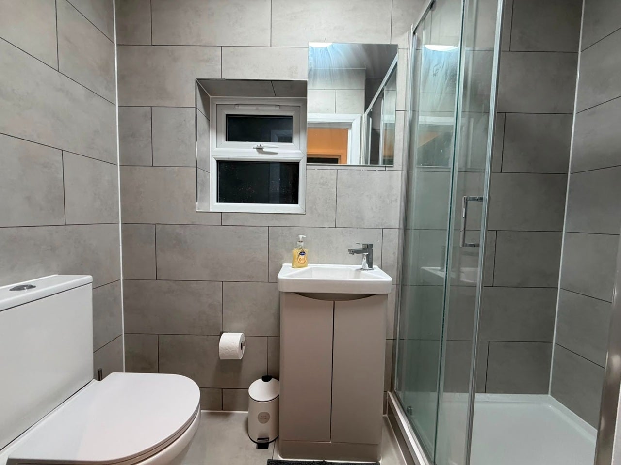 Room Vernon Way in Guildford