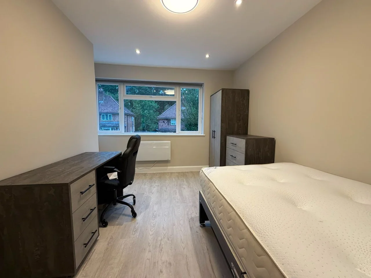 Room Vernon Way in Guildford