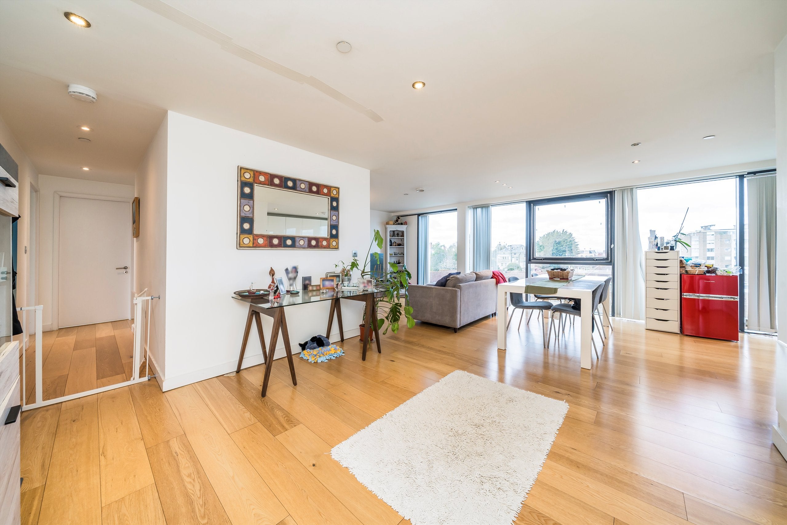Flat Kersfield Road in Greater London
