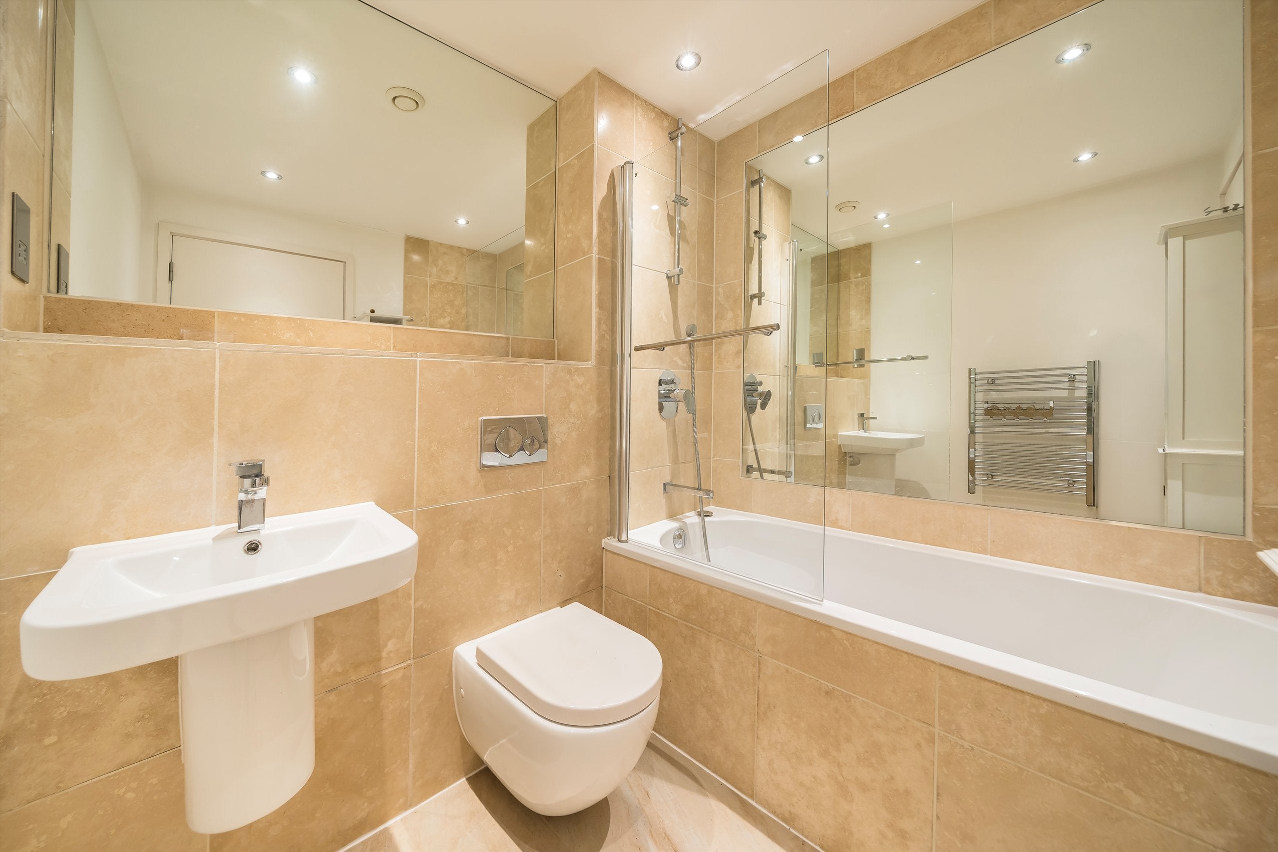 Flat Kersfield Road in Greater London