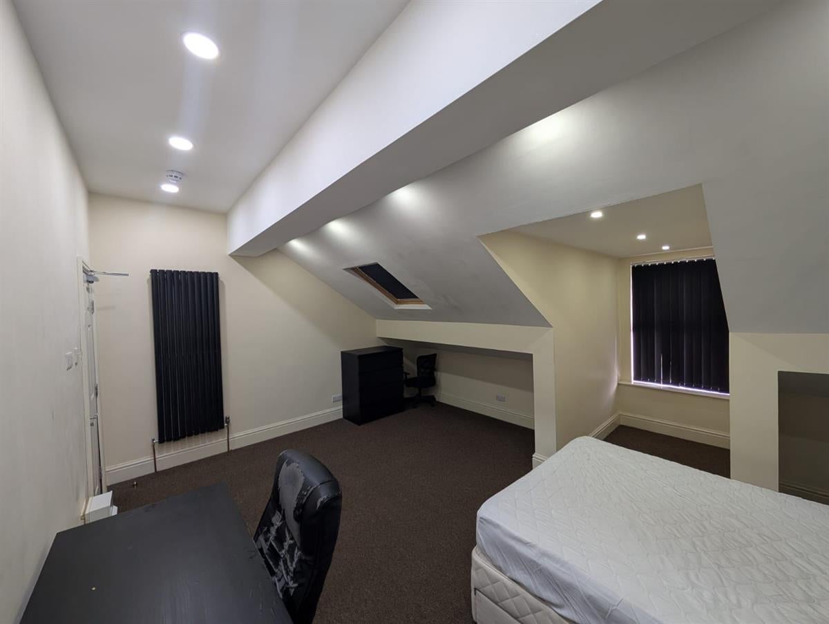 Room Carlton Road in Salford