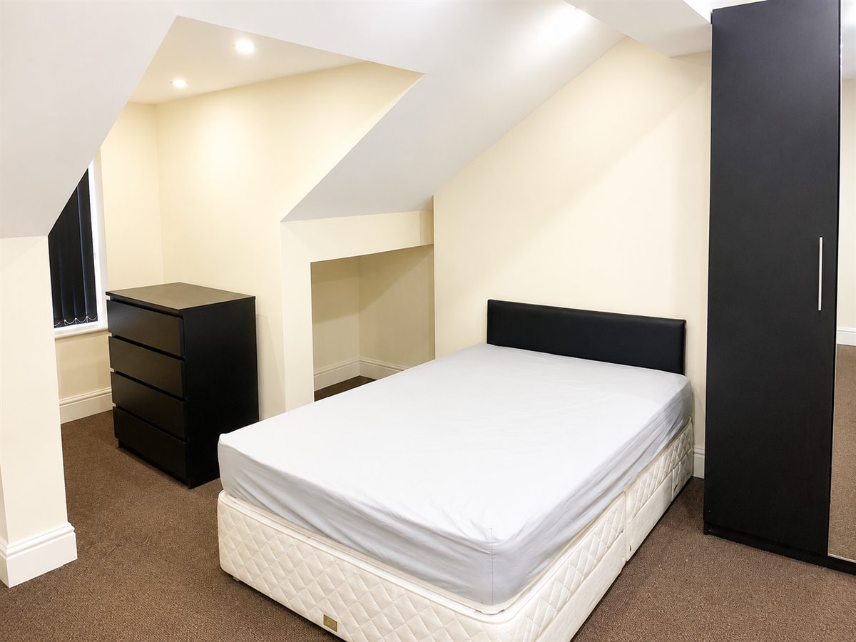 Room Carlton Road in Salford