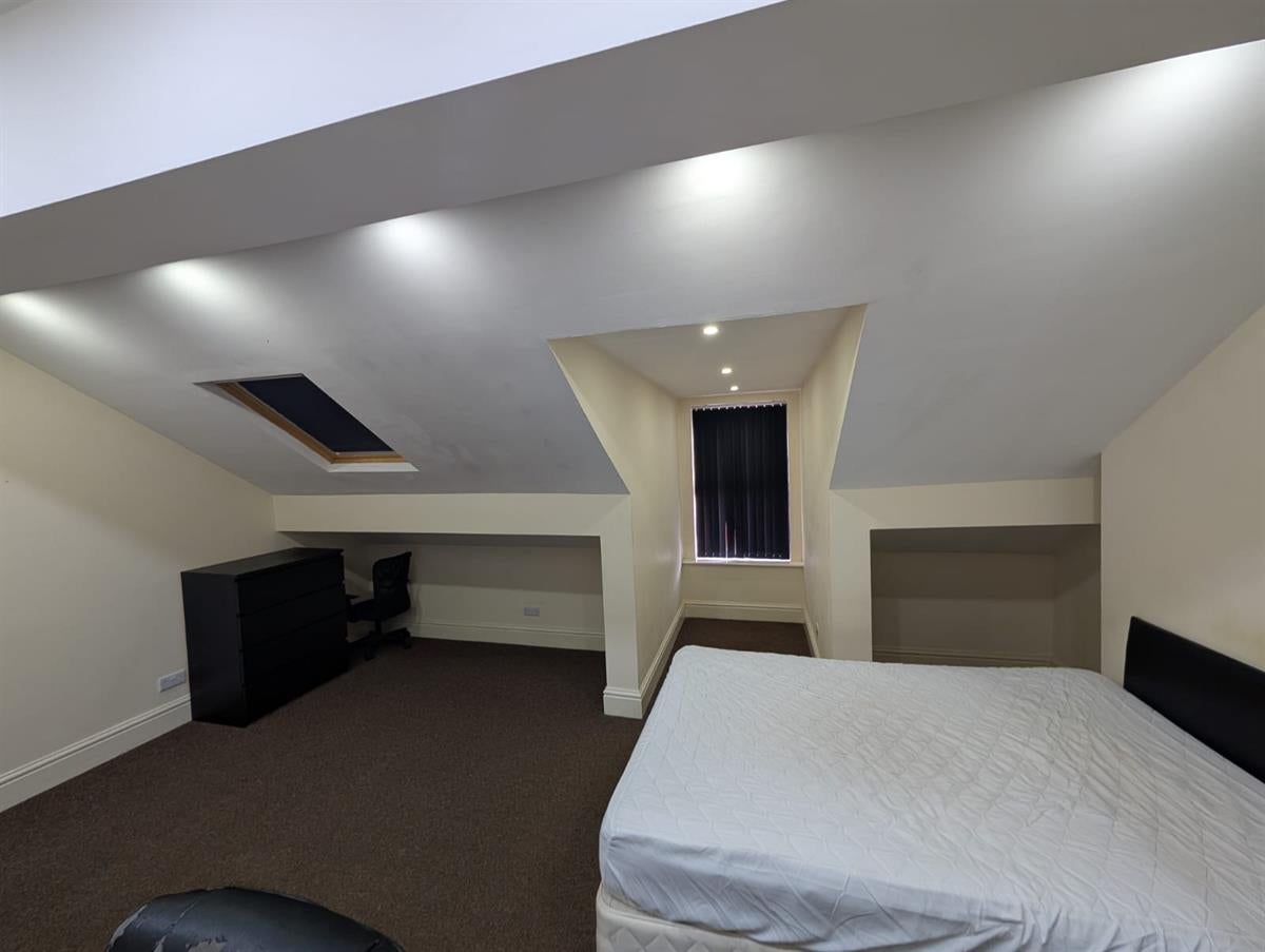 Room Carlton Road in Salford