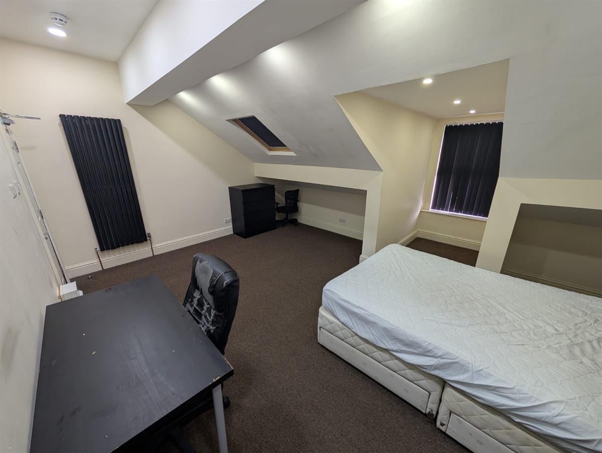 Room Carlton Road in Salford