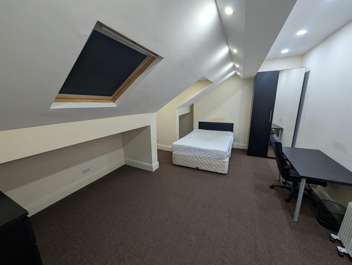 Room Carlton Road in Salford