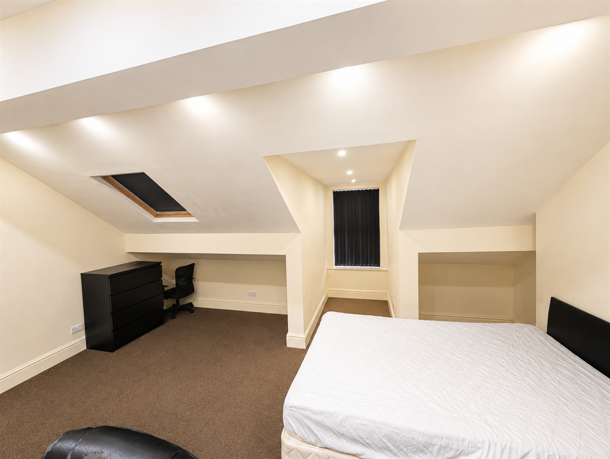 Room Carlton Road in Salford