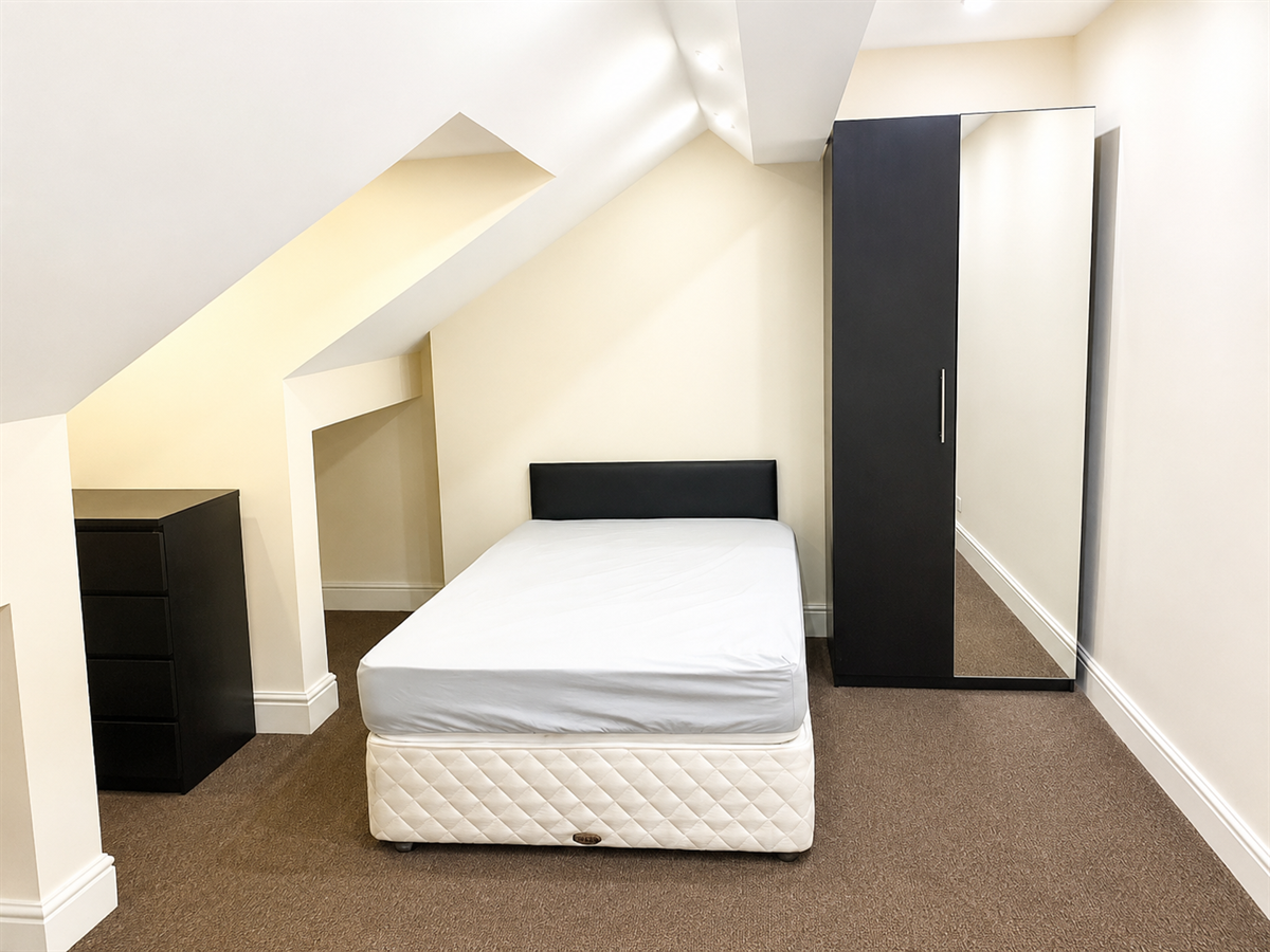 Room Carlton Road in Salford