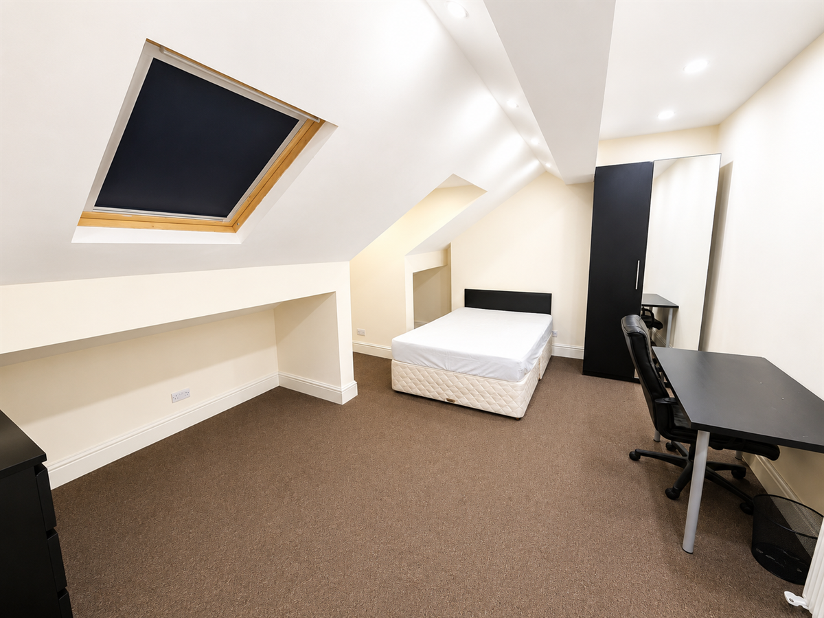 Room Carlton Road in Salford