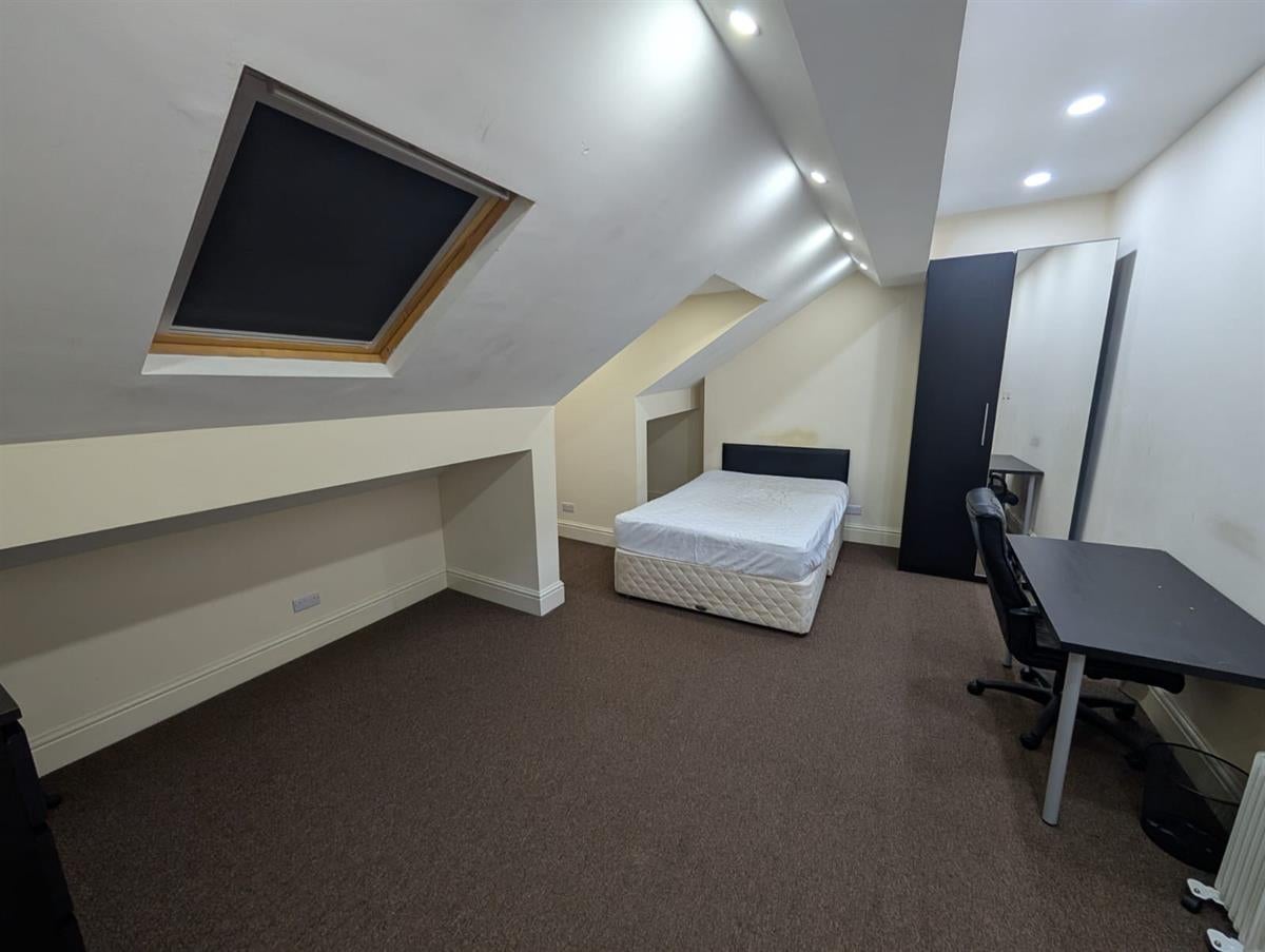 Room Carlton Road in Salford