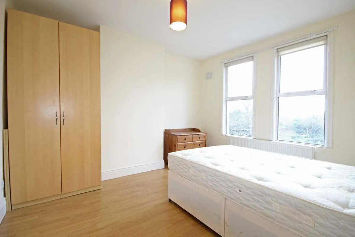 Flat Little Ealing Lane in Greater London
